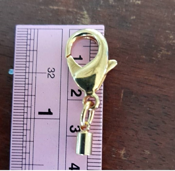 ก้ามปูสแตนเลส 304 สีทอง พร้อมห่วงและตัวปิดปลายเชือก ขนาดประมาณ 35x12 มม. รู 8 มม. รูตัวปิดปลายเชือก 3 มม. จำนวน 2 เซต