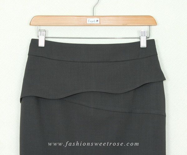 SK-375 กระโปรงทรงสอบ ผ้า Rose Skin สีเทาดำ ด้านหน้ากระโปรงออกแบบตัดต่อมีชิ้นแต่งด้านหน้า