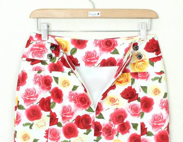 SK-338 กระโปรงแฟชั่น&ทำงาน ทรงสอบ ผ้าคอตต้อนญี่ปุ่นพิมพ์ลายดอกกุหลาบแดง ชมพู เหลือง พื้นขาว พร้อมโบว์คาดเอว