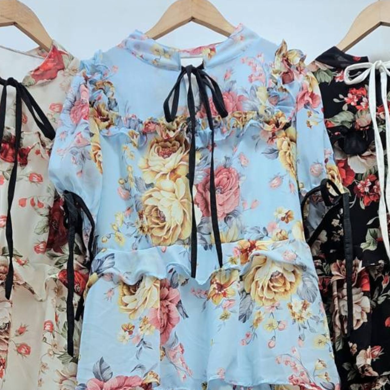 A218 แม็กซี่เดรส สาวอวบ งานกระโปรงซ้อนชั้น ลายดอกกุหลาบ ออฟไวท์ ดำ ฟ้า อกได้ถึง40-50นิ้ว หน้าผ้า52นิ้ว