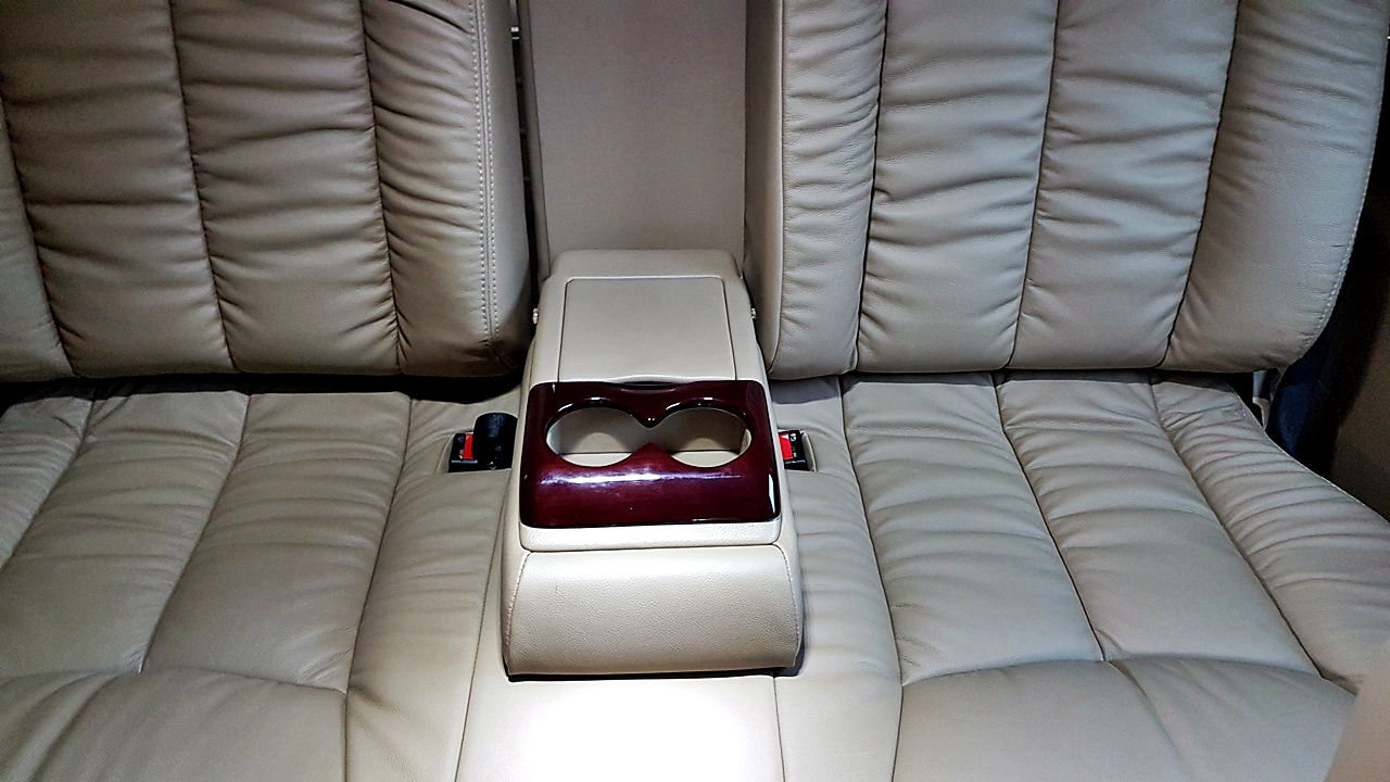 HYUNDAI H-1 DELUXE รถคุณเดี่ยว สุริยน [ เบาะ + คอนโซล +ไฟ oem หน้าหลัง led + จอเพดาน + ชุดแต่ง ] - ฮม1982