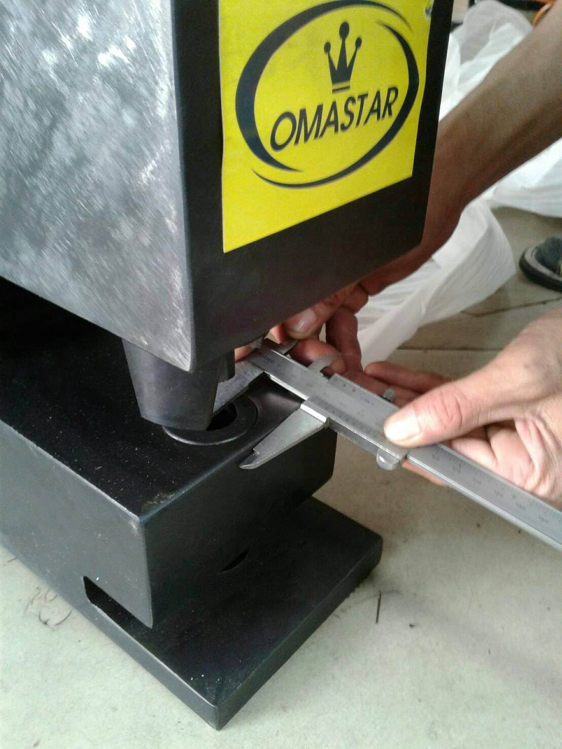 เครื่องเจาะรูไฮดรอลิค รุ่น HHM-80A