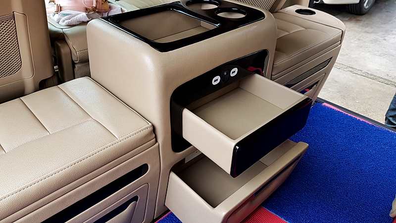 HYUNDAI H-1 DELUXE [ เบาะvipไฟฟ้าทรงโซฟา + คอนโซลเตี้ย + ผ้าม่านรถ ]- {ก-1392}