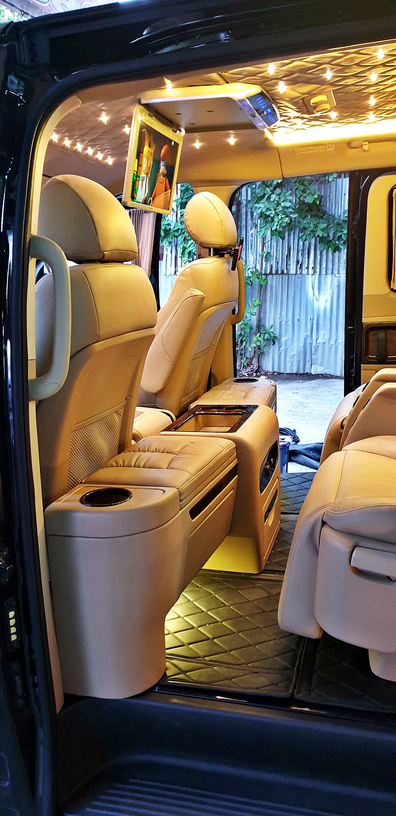 HYUNDAI H-1 ELITE 2019 ลูกค้า ชลบุรี [ เบาะVIP , เบาะท้าย , หลังคา , คอนโซลเตี้ย , จอเพดาน , เครื่องเสียง , ผ้าม่าน ] - นง7120