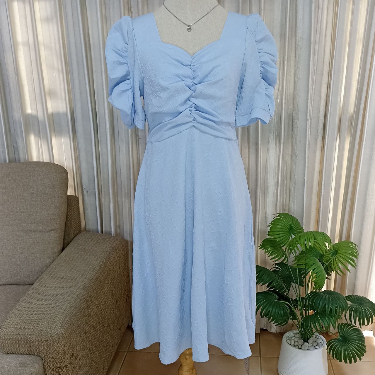 ต้อนรับวันแม่ N005เดรสสีฟ้าสดใส ผ้านูนลายดอกไม้ น่ารักมากๆ ไซส์L รอของ2วันนะคะ ฟ้า มี2ไซศ์ อก 34 36