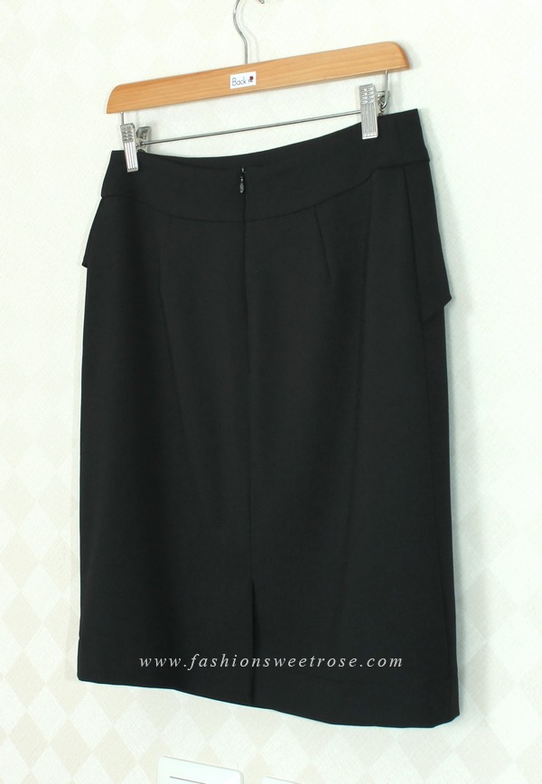 SK-368 กระโปรงทรงสอบ ผ้า Rose Skin สีดำ ด้านหน้ากระโปรงออกแบบตัดต่อมีชิ้นแต่งด้านหน้า