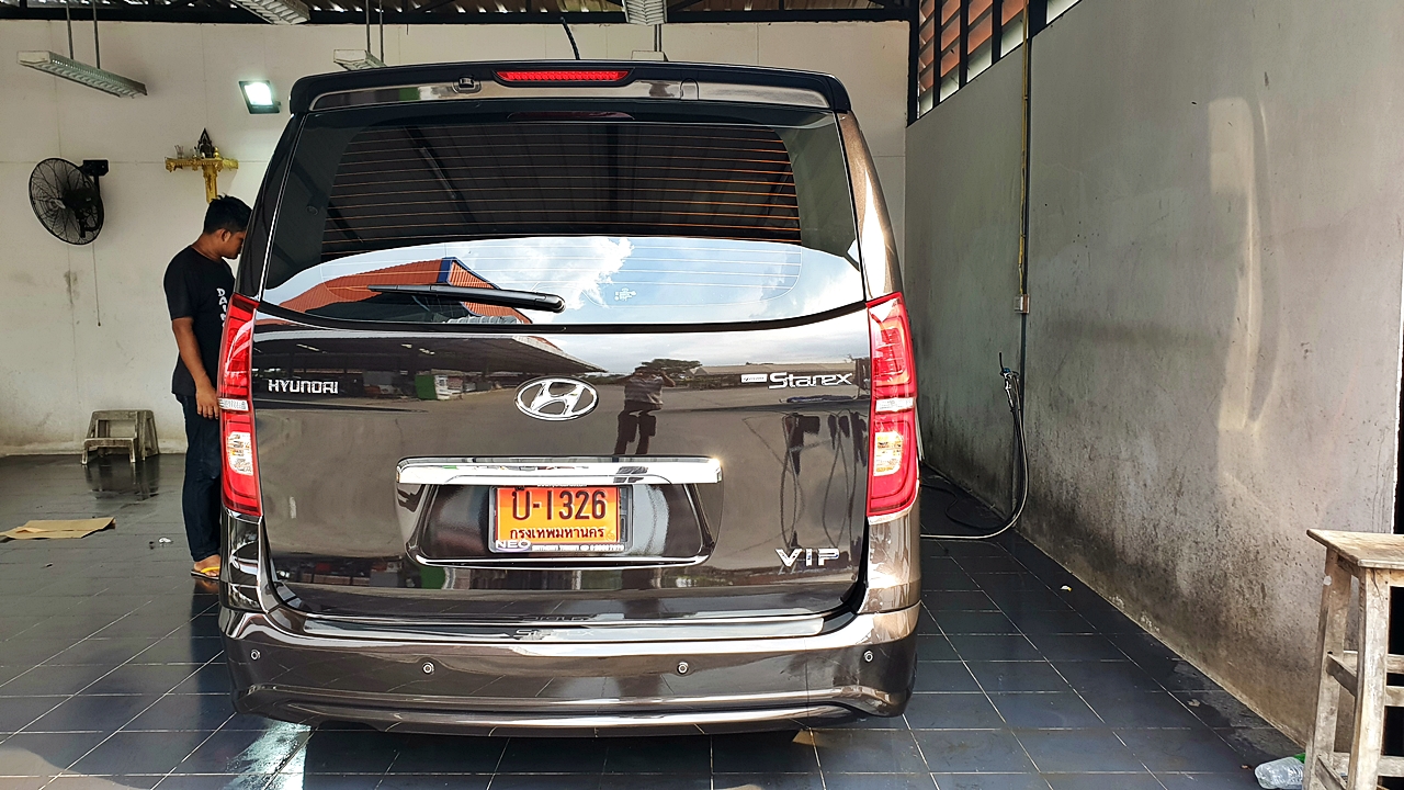 HYUNDAI H-1 ELITE 2018 [ ประตูไฟฟ้า + เบาะ vip + ท้าย 60:40 + คอนโซลทีวี 24 นิ้ว ] { บ1326 }