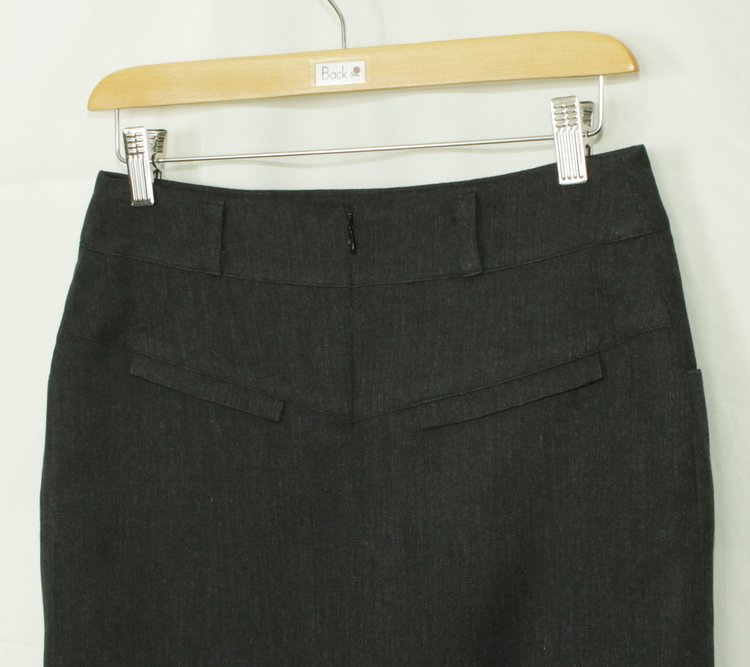 SK-180 กระโปรงแฟชั่น&ทำงาน ทรงสอบ ผ้าญี่ปุ่นสีดำ มีลายในตัว ตกแต่งด้วยกระดุม 4 เม็ด