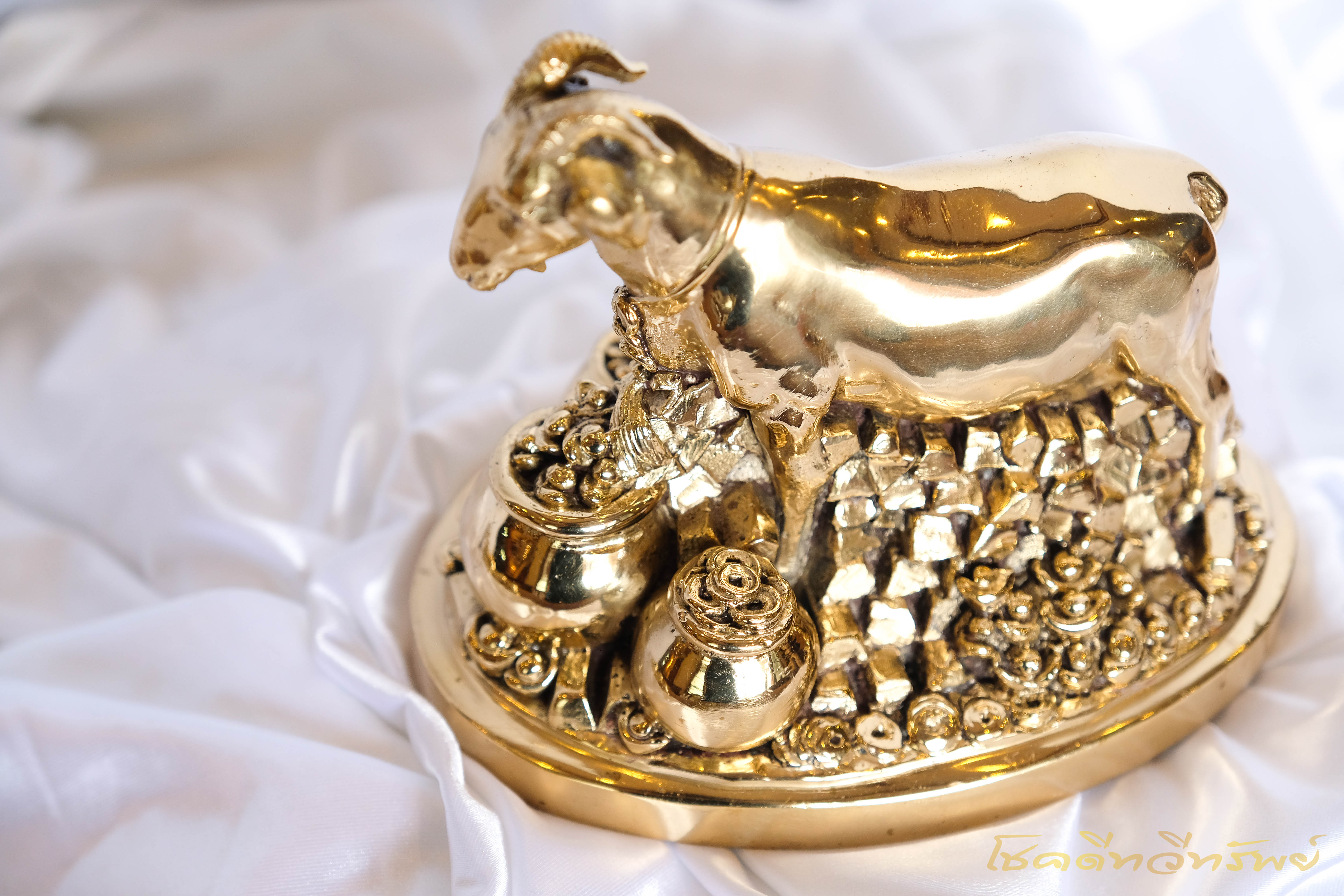 รูปปั้นแพะมงคล