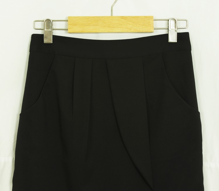 SK-080 กระโปรงทรงเอ ผ้าไหมอิตาลีสีดำ เป็นกระโปรงป้ายมีกระเป๋าล้วง 2 ข้าง