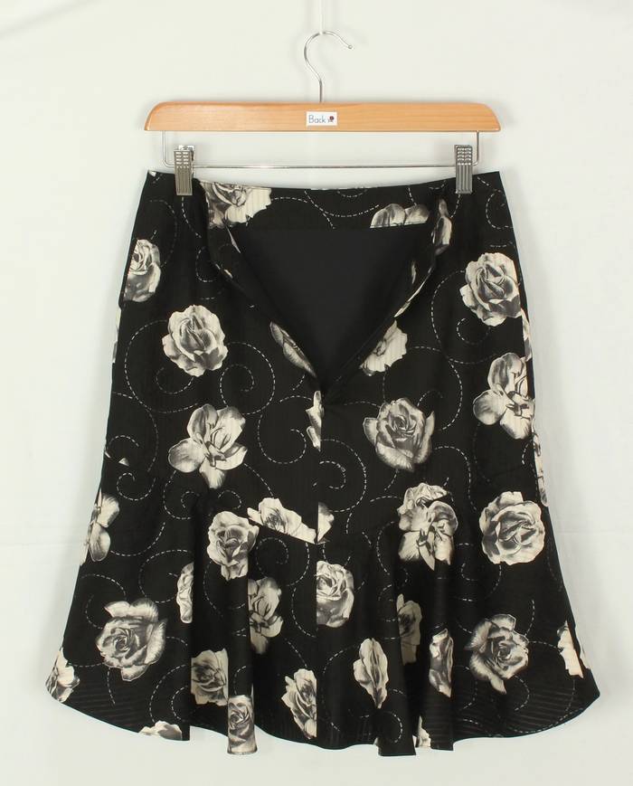 SK-210 กระโปรงแฟชั่น&ทำงาน ทรงย้วย ผ้าคอตต้อนญี่ปุ่นพิมพ์ลายดอกกุหลาบขาวพื้นดำ