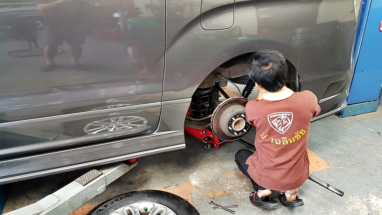 HYUNDAI H-1 DELUXE รถคุณเดี่ยว สุริยน [ เบาะ + คอนโซล +ไฟ oem หน้าหลัง led + จอเพดาน + ชุดแต่ง ] - ฮม1982