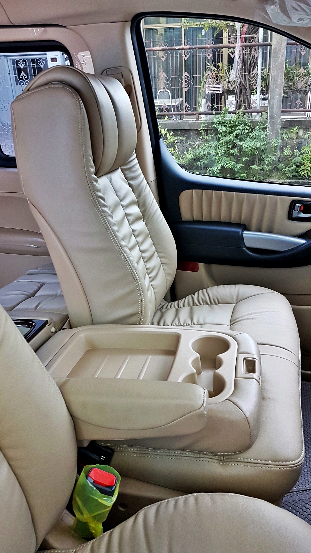 HYUNDAI H-1 ELITE 2017 [ จอหน้า pioneer 8850 + เครื่องเสียงชุดใหญ่ + ประตูไฟฟ้า 1 ข้าง + เบาะ vip + ท้าย 60:40 + คอนโซลเตี้ย ] {ฮล2626 , ก5212 }