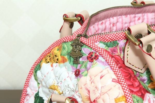 QLT-005 กระเป๋าควิลท์เอนกประสงค์ สำหรับใส่ของสำหรับคุณผู้หญิง ลายดอกกุหลาบใหญ่โทนแดง