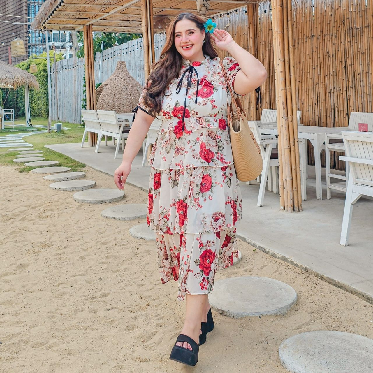 A218 แม็กซี่เดรส สาวอวบ งานกระโปรงซ้อนชั้น ลายดอกกุหลาบ ออฟไวท์ ดำ ฟ้า อกได้ถึง40-50นิ้ว หน้าผ้า52นิ้ว