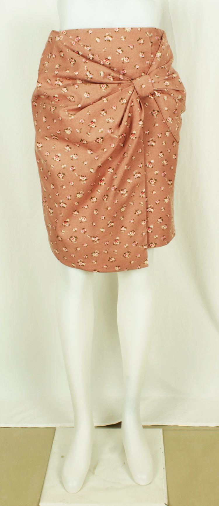 SK-137 กระโปรงโบว์แฟชั่น โทนสีชมพูพาสเทล ลายดอกกุหลาบเล็กๆ มีรูปโบว์ใหญ่ด้านหน้า