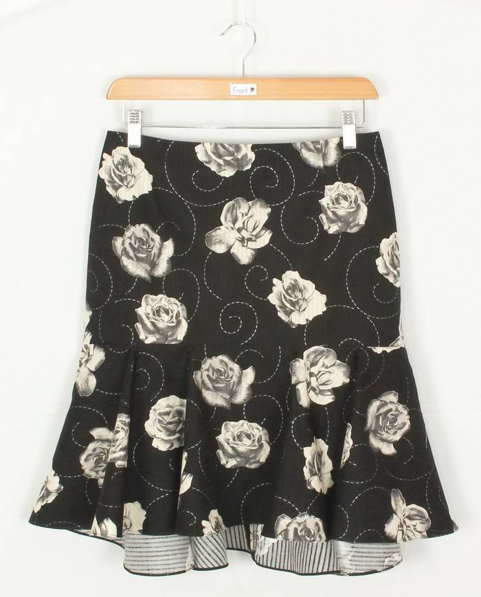 SK-210 กระโปรงแฟชั่น&ทำงาน ทรงย้วย ผ้าคอตต้อนญี่ปุ่นพิมพ์ลายดอกกุหลาบขาวพื้นดำ