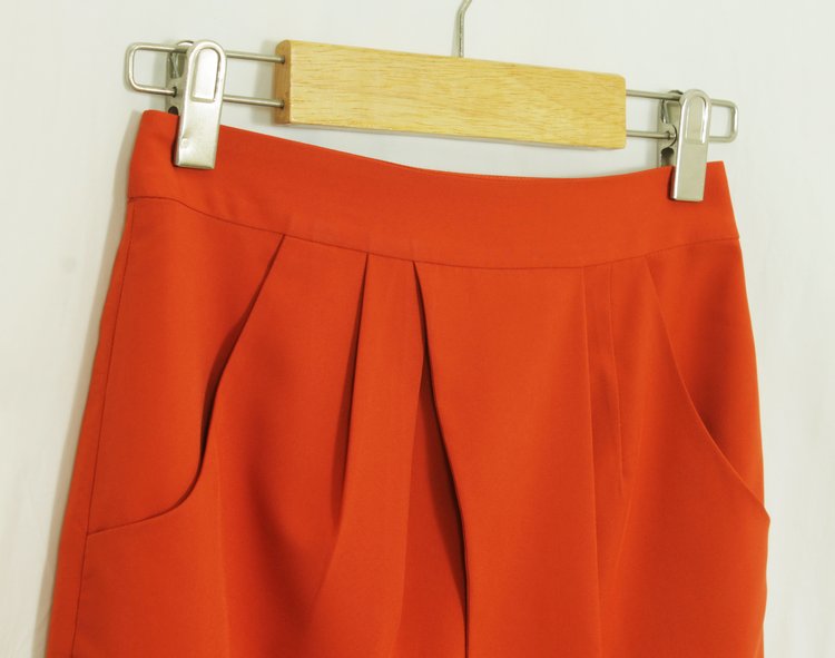SK-079 กระโปรงทรงเอ ผ้าไหมอิตาลี สีส้มอิฐ เป็นกระโปรงป้ายมีกระเป๋าล้วง 2 ข้าง