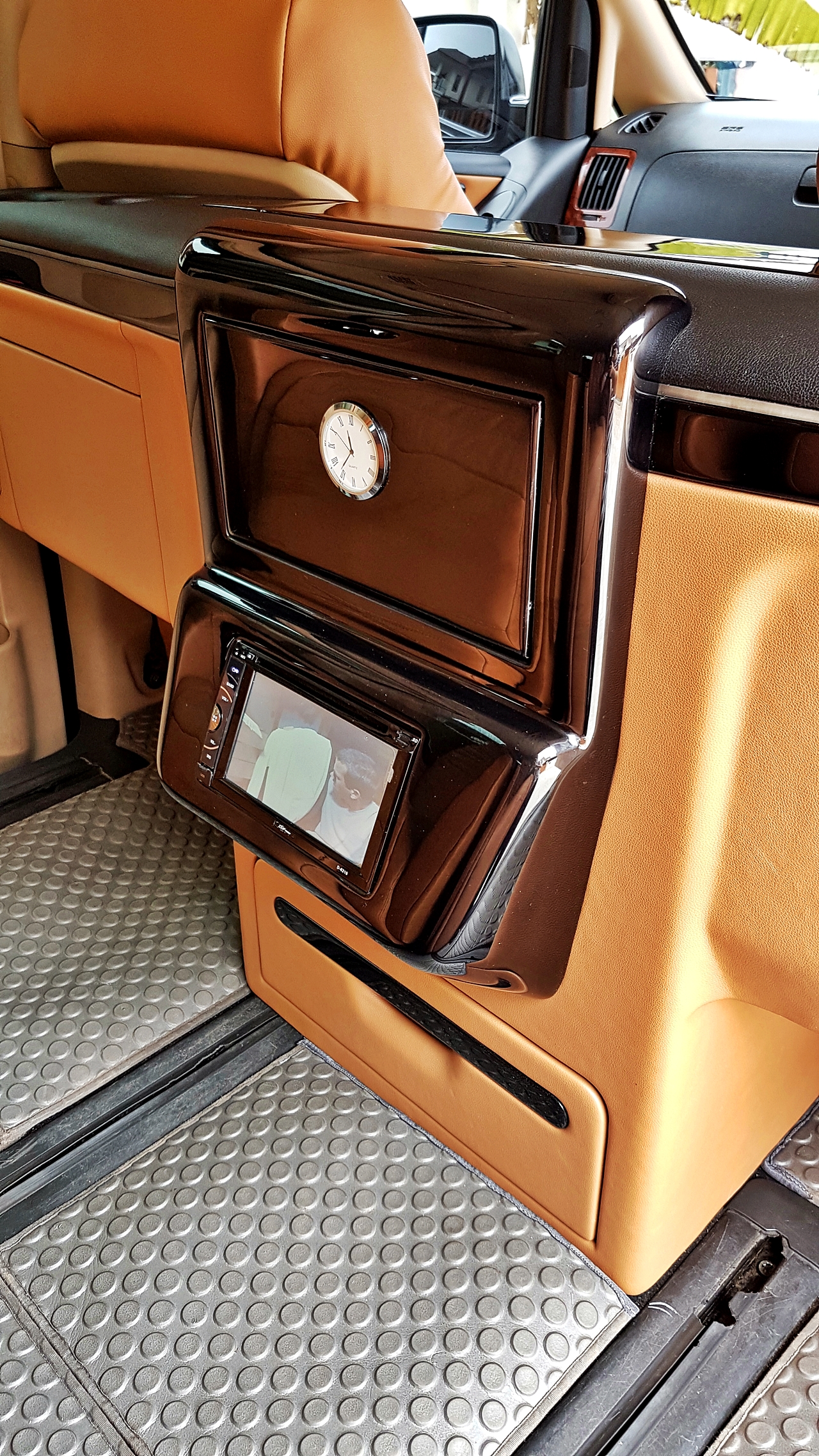 HYUNDAI H-1 DELUXE รถคุณเอกชัยศรีวิชัย [ เบาะ + คอนโซลสูง + เครื่องเสียง + ชุดแต่ง ] - ฮบ7971