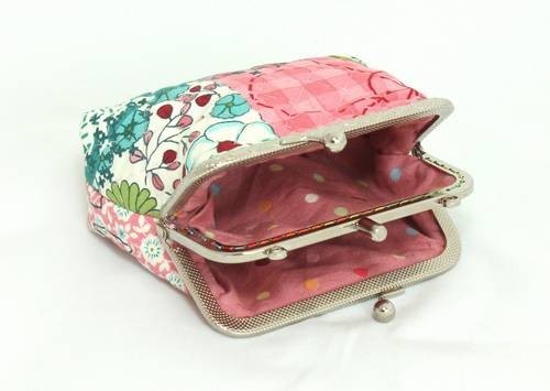 QLT-007 กระเป๋าปิ๊กแป๊กแบบ 2 ช่อง ใส่เหรียญและธนบัตร ผ้าลายดอกไม้กราฟฟิก