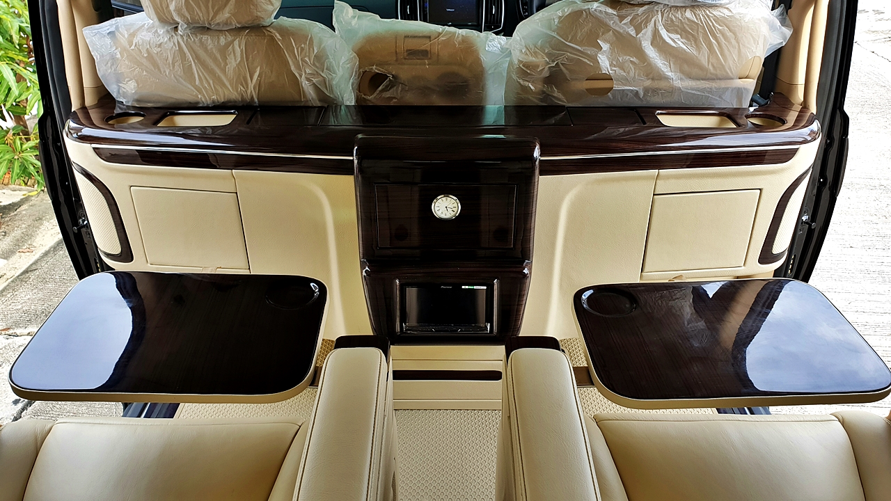 HYUNDAI H-1 ELITE 2018 [ ประตูไฟฟ้า + เบาะ vip + ท้าย 60:40 + คอนโซลทีวี32 นิ้ว ] { น4105 }