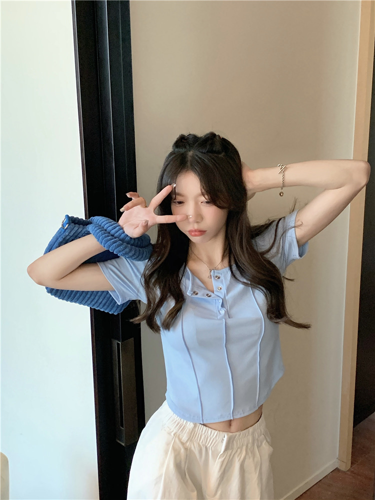 Kumi button tee เสื้อครอปกระดุมหน้า