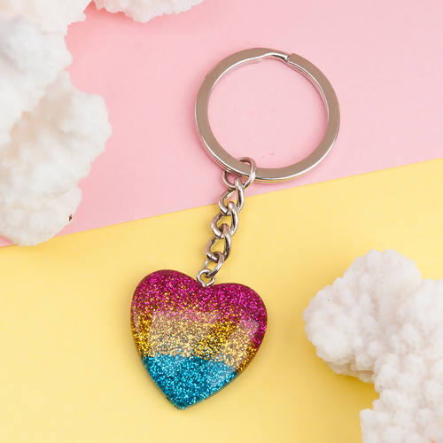 พวงกุญแจ เรซิ่นรูปหัวใจด้านในเป็น glitter ระยิบระยับ ความยาวรวม 8x3 ซม. จำนวน 1 ชิ้น