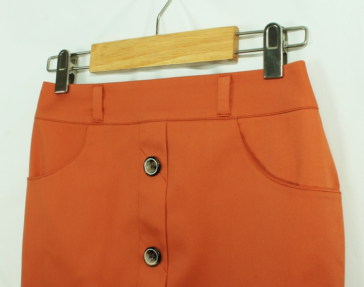 SK-124 กระโปรงแฟชั่น&ทำงาน ทรงสอบ ผ้าญี่ปุ่นสีส้มอิฐ ตกแต่งด้วยกระดุม 4 เม็ด