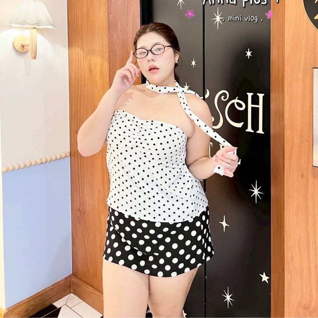 A239 เสื้อเกาะอก สาวอวบ มาพร้อมผ้าพันคอสุดเก๋ กระโปรง มีซับใน รับแยกเฉพาะกระโปรงหรือเสื้อก็ได้ เสื้อขาวกระโปรงดำ เสื้อดำกระโปรงขาว อก42-50 นิ้ว