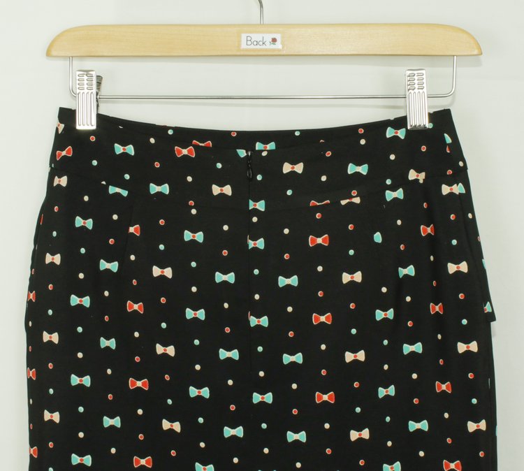 SK-175 กระโปรงแฟชั่น&ทำงาน ทรงสอบ ผ้า HIGH TWICH พิมพ์ลายโบว์พื้นสีดำ