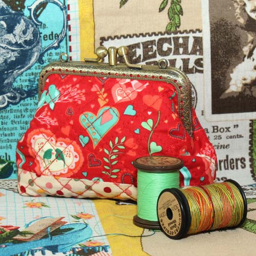 QLT-002 กระเป๋าปิ๊กแป๊กแบบ 2 ช่อง ใส่เหรียญและธนบัตร ผ้าลายหัวใจโทนแดงใช้สำหรับถือ สวยน่าใช้มากๆค่ะ