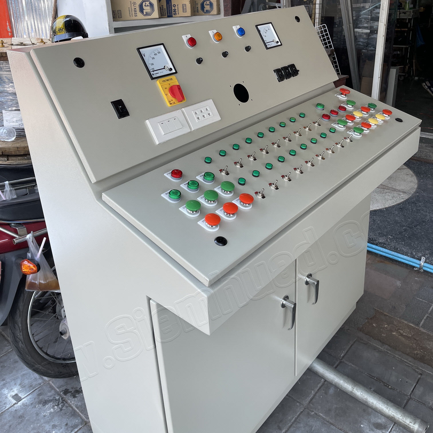 (ตู้รับประกอบ) ตู้คอนโทรล คอนโซล และคอนโทรลเดสค์ 1100x1100x400mm (Console and Control Desk) ตู้เฉียงสั่งทำ เป็นตู้สวิชบอร์ด ใช้ควบคุมระบบต่างๆ (รับเดินวงจรตามแบบสเปค)