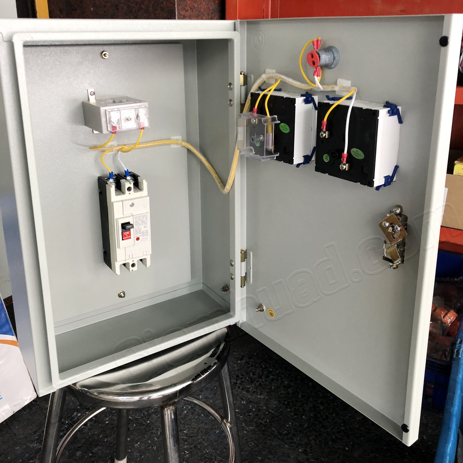 ตู้ไฟ เมนเบรกเกอร์ 2P 100A (อุปกรณ์ WALL MOUNTING CABINET (KJL), LED Pilot Lamp (ZT), PANEL METER (QUBIX), Current Transformer (QUBIX), MOLD CASE CIRCUIT BREAKER (MITSUBISHI)