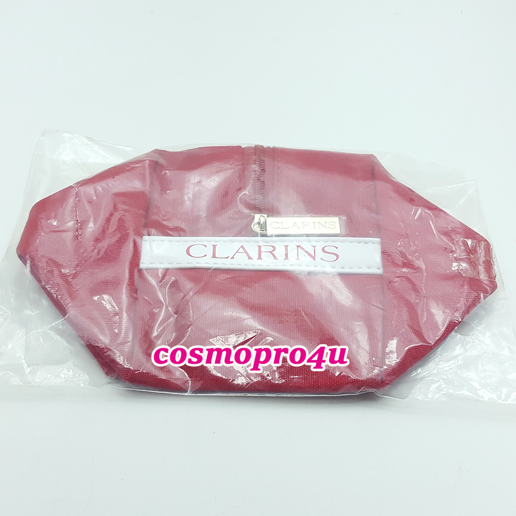 กระเป๋า CLARINS สีแดง ทรงลูกเต๋า มีโลโก้ CLARINS ทั้งสองด้าน เปิดปิดด้วยซิบ ขนาด 3.5x3.5x4 นิ้ว
