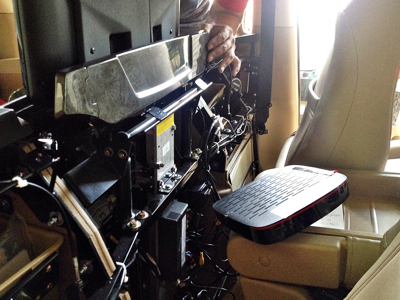 HYUNDAI H-1 STAREX [ ประตูไฟฟ้า 2 ข้าง ( ซ้าย ขวา ) + เบาะvipไฟฟ้า ทรง starex + เปลี่ยนทีวี 22" คอนโซลสูง ] { 4กฮ5348 }