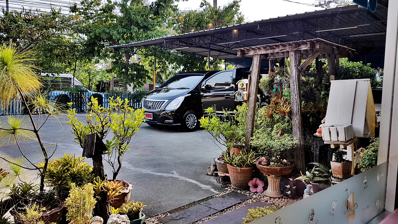 HYUNDAI H-1 ELITE 2017 [ จอหน้า pioneer 8850 + เครื่องเสียงชุดใหญ่ + ประตูไฟฟ้า 1 ข้าง + เบาะ vip + ท้าย 60:40 + คอนโซลเตี้ย ] {ฮล2626 , ก5212 }