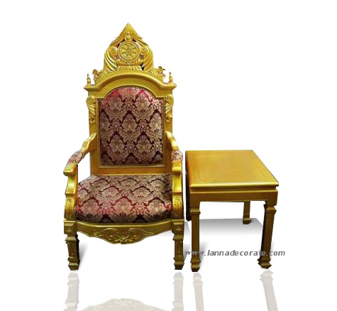 เก้าอี้ประธาน เก้าอี้ทรงหลุยส์สีทองวางด้วยเบาะตกแต่งด้วยลวดลายอย่างหรูหรามาก