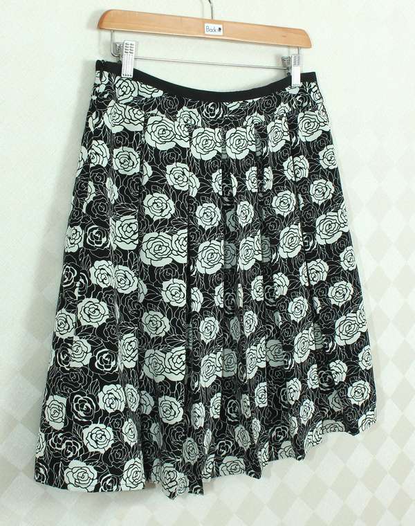 SK-271 กระโปรงแฟชั่น&ทำงาน ทรงบาน ผ้าคอตต้อนญี่ปุ่นพิมพ์ลายดอกกุหลาบขาวสลับดำ