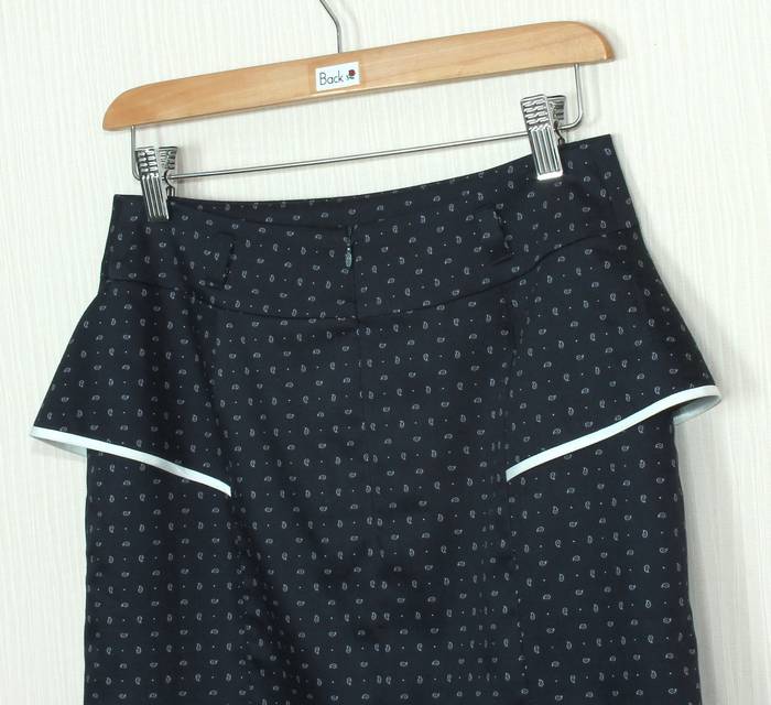 SK-244 กระโปรงแฟชั่น&ทำงาน ทรงสอบแต่งระบาย ผ้าคอตตอนญี่ปุ่นพื้นน้ำเงินเข้มพิมพ์ลายลูกน้ำเล็กๆ