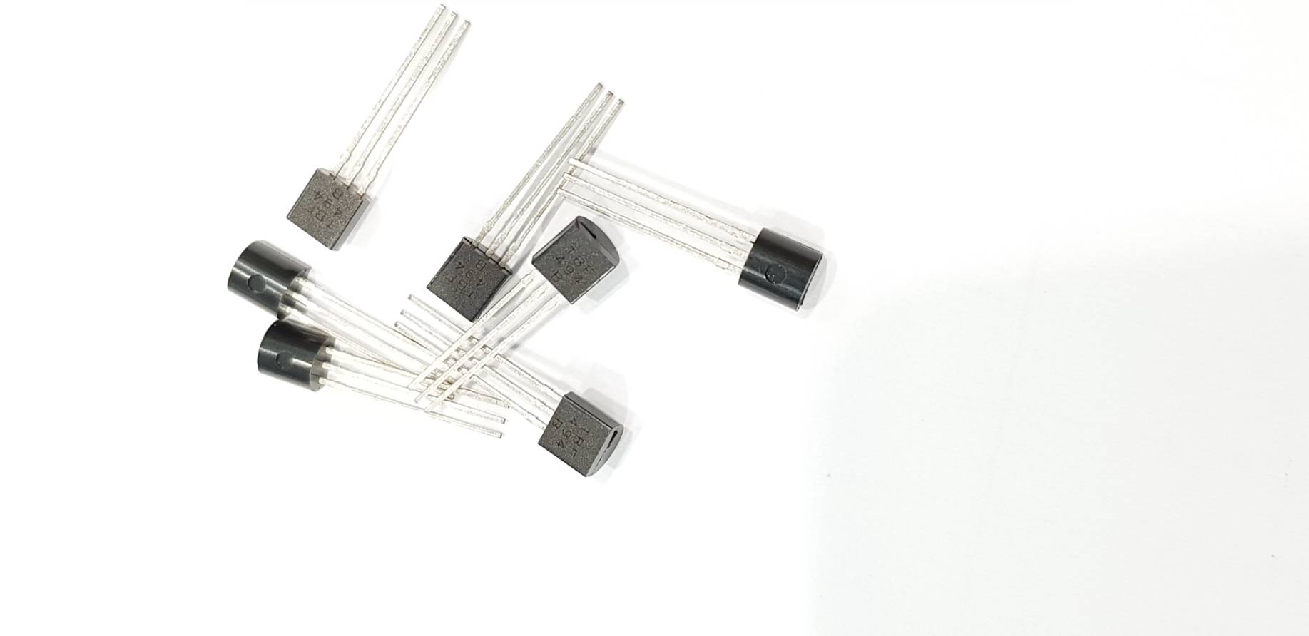 BF494 : NPN Medium Frequency Transistor Low current (max.30 mA); Low voltage (max.20 V)