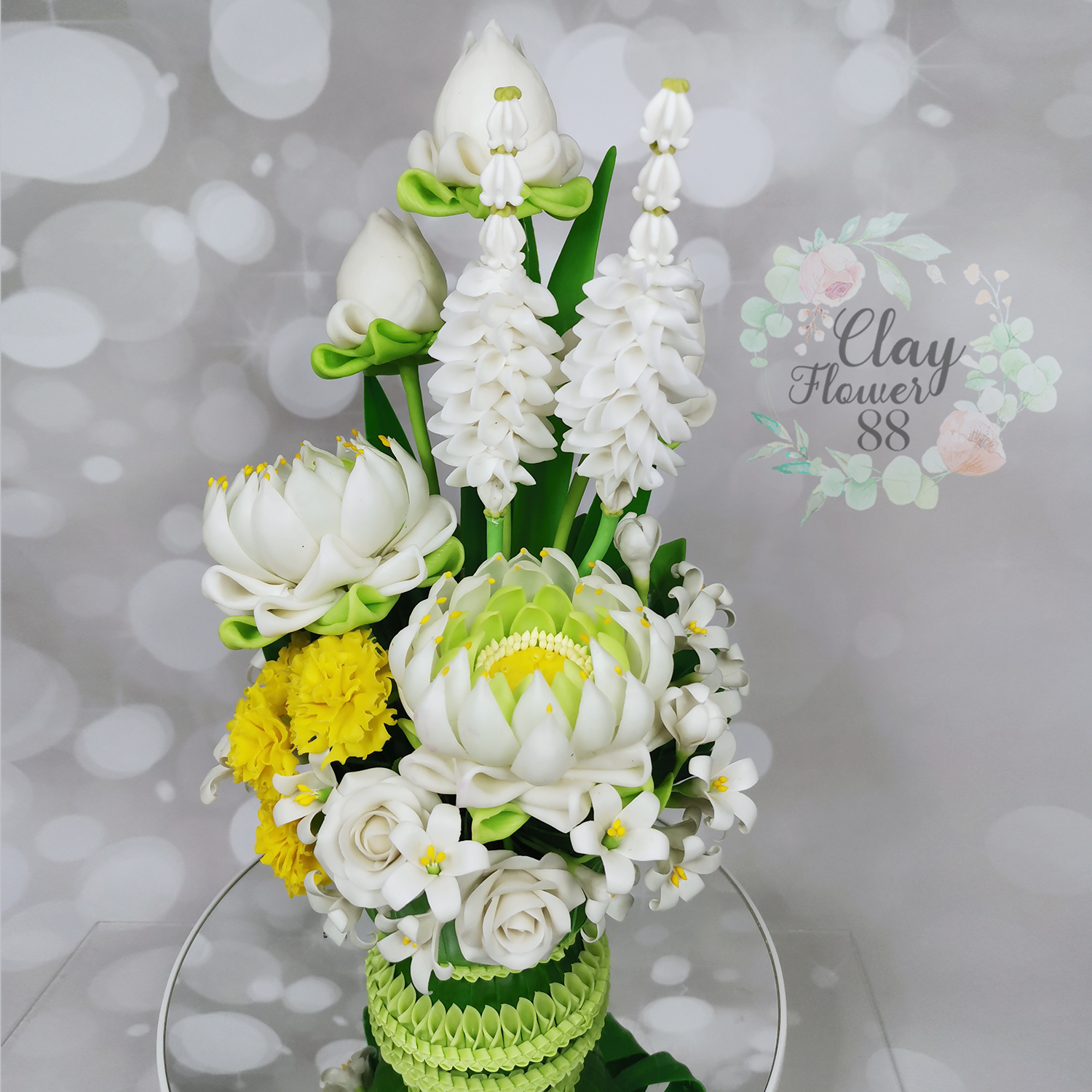 ชุดคู่ดอกบัว สีขาว งานประดิษฐ์ ดินปั้น งานปั้น จาก ดินไทย จัดชุดในพานใบตอง (สูง 11 นิ้ว จำหน่ายเป็นคู่)