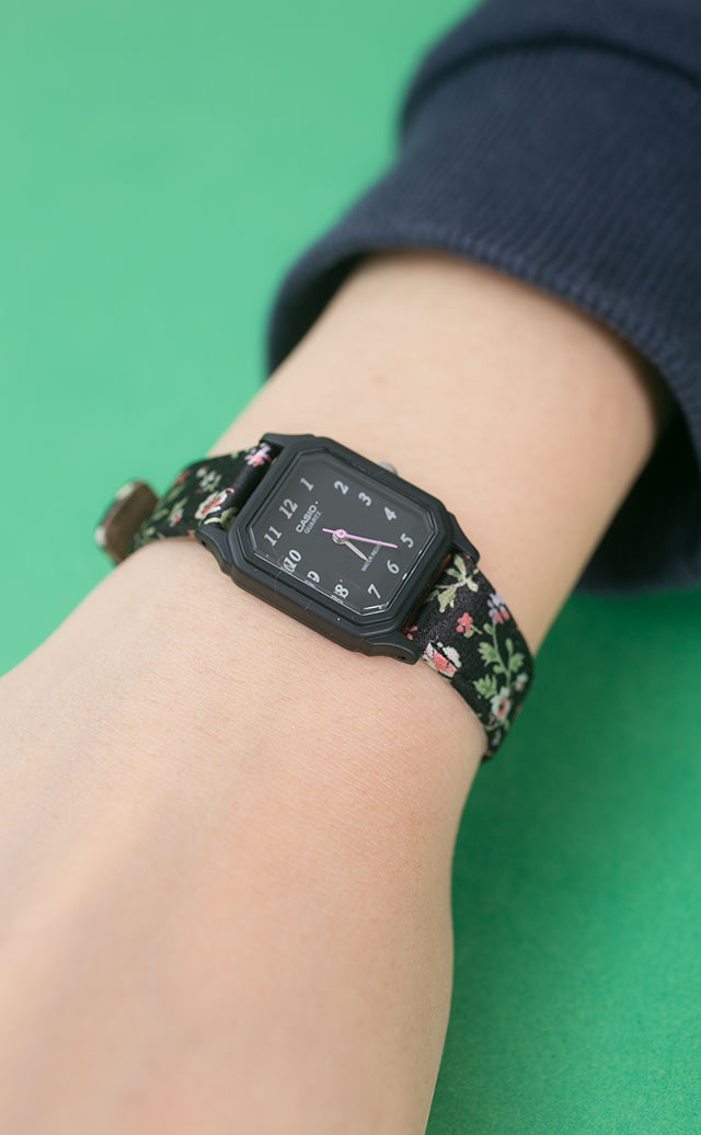 CASIO Standard รุ่น LQ-142LB-1BDF สีดำ สายผ้า ลายดอกไม้ สินค้าของเเท้