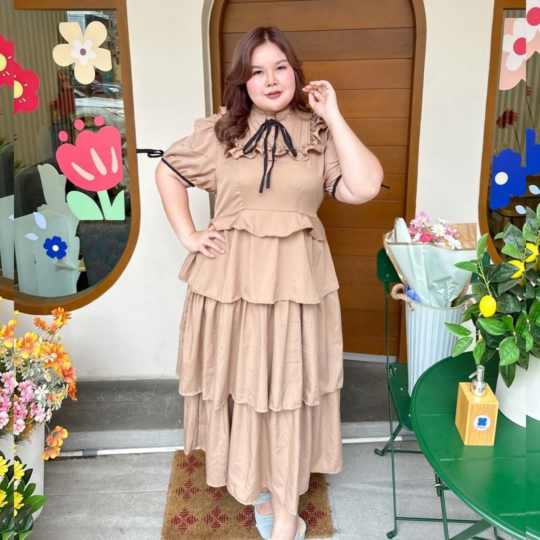 A153 แม็กซี่เดรส สาวอวบ คอแต่งโบว์ ชายกระโปรงซ้อนชั้น ชมพู เหลือง น้ำตาล ขาว ดำ อก 40-50นิ้ว