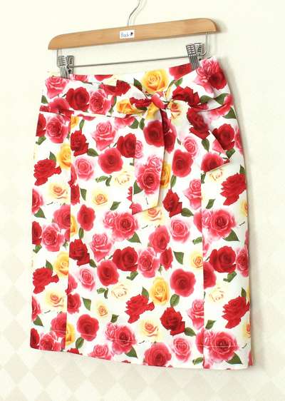 SK-338 กระโปรงแฟชั่น&ทำงาน ทรงสอบ ผ้าคอตต้อนญี่ปุ่นพิมพ์ลายดอกกุหลาบแดง ชมพู เหลือง พื้นขาว พร้อมโบว์คาดเอว