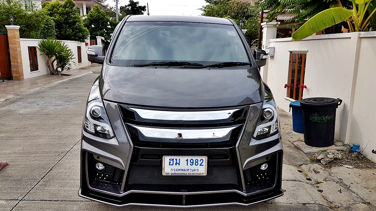 HYUNDAI H-1 DELUXE รถคุณเดี่ยว สุริยน [ เบาะ + คอนโซล +ไฟ oem หน้าหลัง led + จอเพดาน + ชุดแต่ง ] - ฮม1982