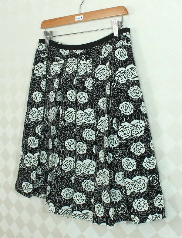 SK-271 กระโปรงแฟชั่น&ทำงาน ทรงบาน ผ้าคอตต้อนญี่ปุ่นพิมพ์ลายดอกกุหลาบขาวสลับดำ