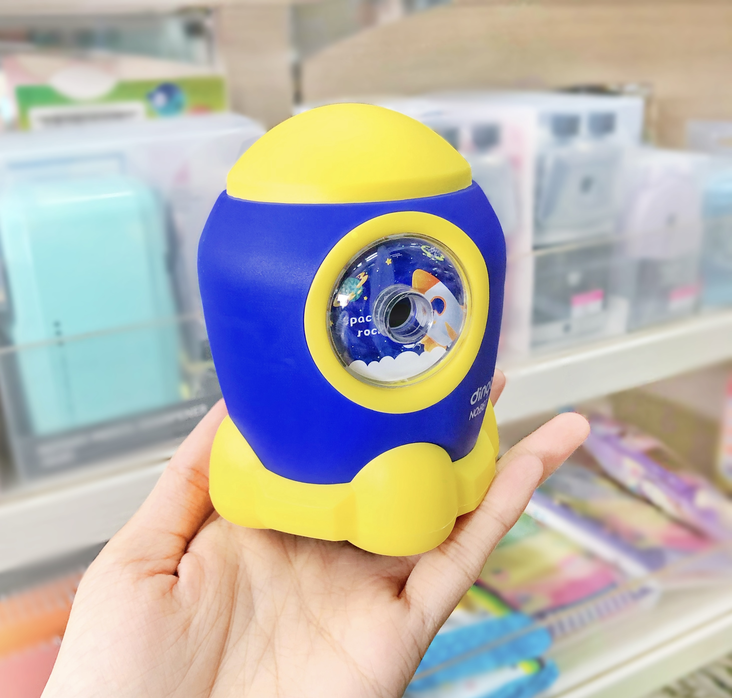 เครื่องเหลาดินสอ กบเหลาดินสอ มือหมุน รูปจรวด No.8677 LUCK BOBO