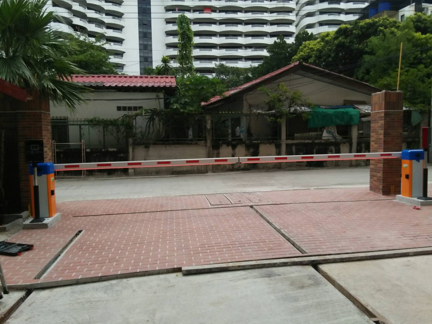 ไฟ led เขียวแดงติดใต้ไม้กั้นรถยนต์