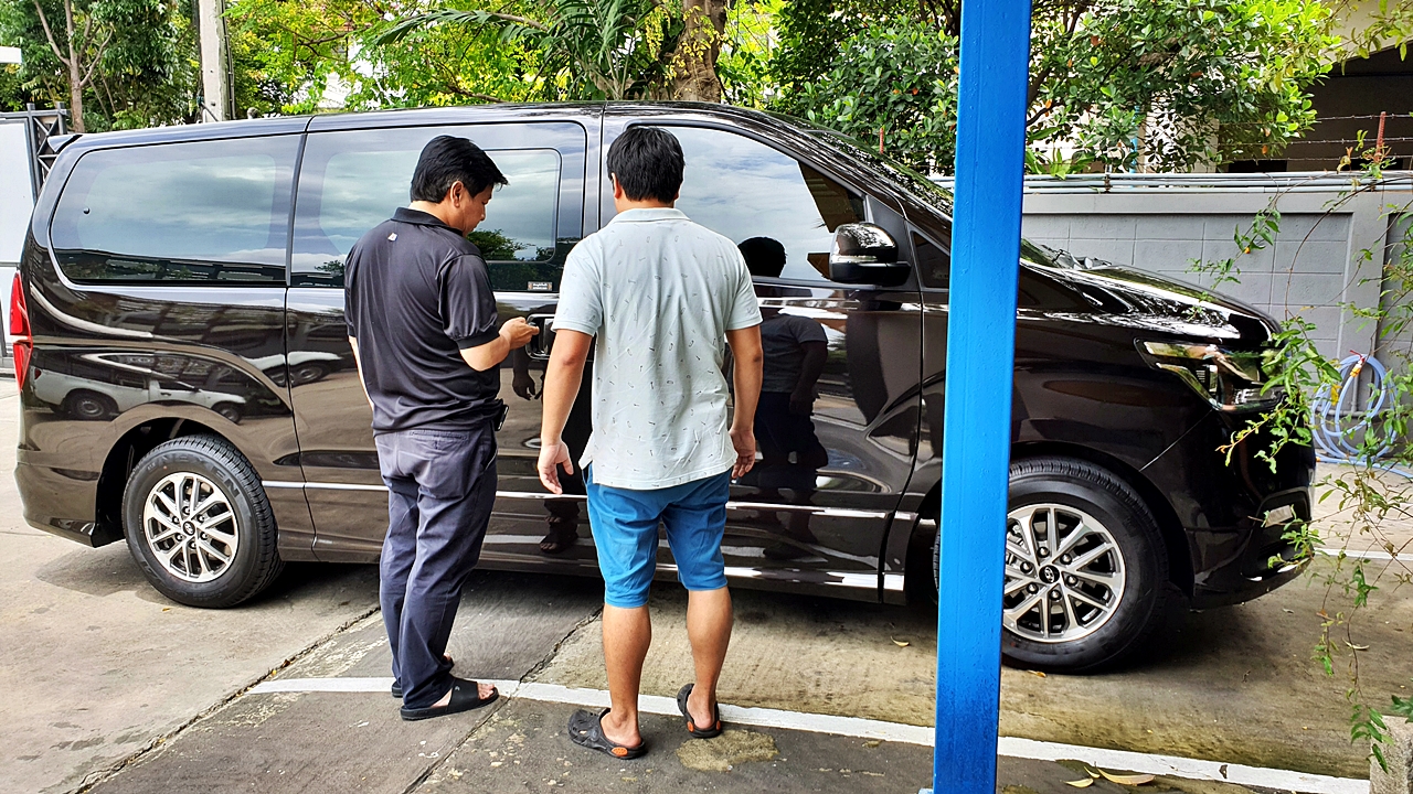 HYUNDAI H-1 ELITE 2018 [ ประตูไฟฟ้า + เบาะ vip + ท้าย 60:40 + คอนโซลทีวี32 นิ้ว ] { น4105 }