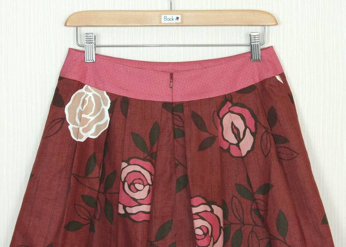 SK-246 กระโปรงแฟชั่น&ทำงาน ทรงบาน ลายดอกกุหลาบ โทนแดงเลือดหมู จีบทวิสรอบเอว